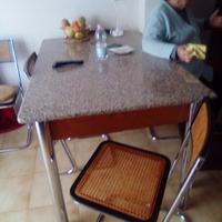 Cucina con top in granito. SEDIE GIÀ VENDUTE