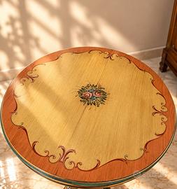 Elegante tavolo rotondo decorato