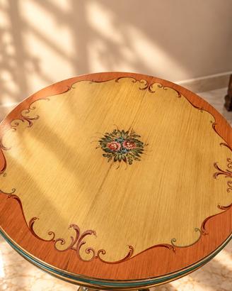 Elegante tavolo rotondo decorato