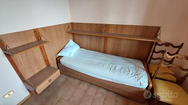 cameretta singola vintage con letto e scrivania 