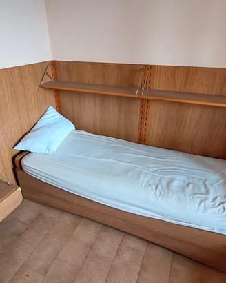 cameretta singola vintage con letto e scrivania 