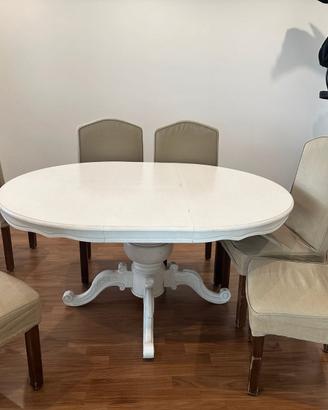 Tavolo bianco e sedie imbottite