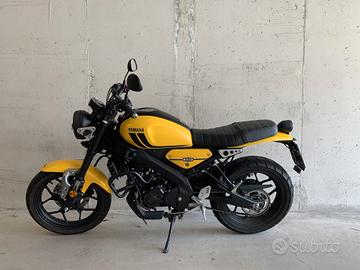 Yamaha XSR125 gialla