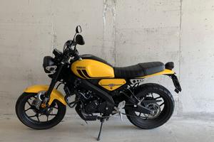 Yamaha XSR125 gialla