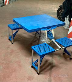 Tavolino pieghevole con sedie per bambini