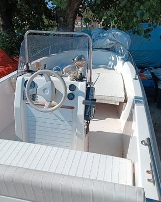 barca con motore 