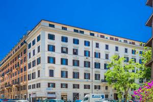 Prati - negozio libero con due canne fumarie