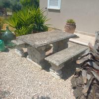 Tavolo con panche in cemento