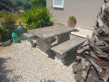 Tavolo con panche in cemento