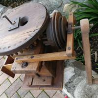 Antico mulino con pulegge ruote dentate in legno