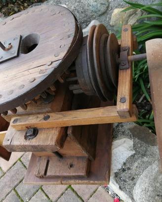 Antico mulino con pulegge ruote dentate in legno