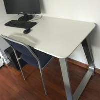 Scrivania/tavolo di design bianco e acciaio