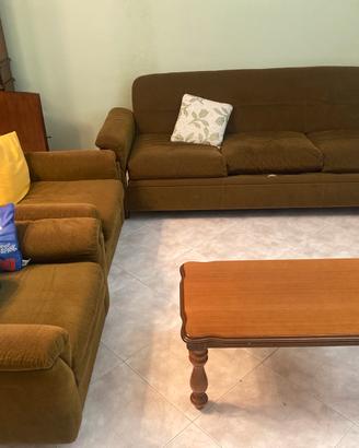 Divano completo di poltrone