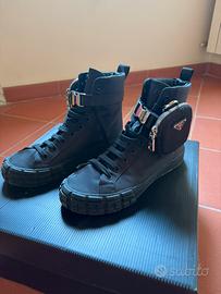 Sneakers alte Prada nere con pouch