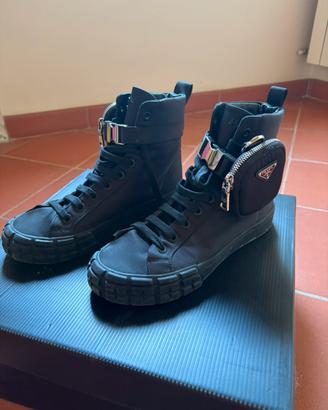 Sneakers alte Prada nere con pouch