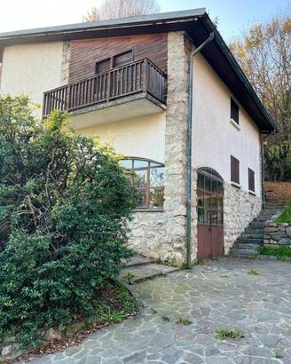 Villa di 272 m² con più di 5 locali e box auto a B