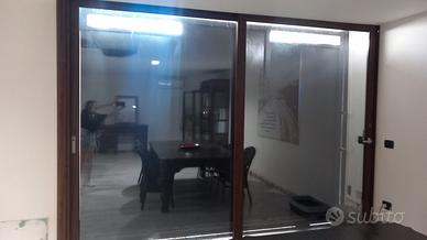 porta in alluminio con vetri antisfondamento 