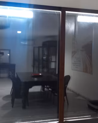 porta in alluminio con vetri antisfondamento 