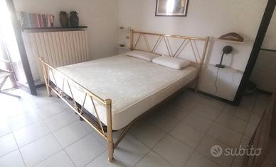 Camera da letto con letto 