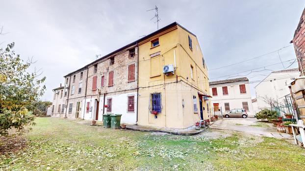 PORZIONE DI CASA CON GIARDINO E GARAGE