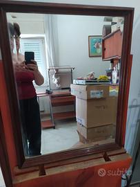 Specchio con cornice di legno noce