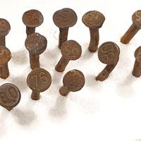 Chiodi antichi con Numeri e Contenitore originale