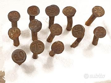 Chiodi antichi con Numeri e Contenitore originale