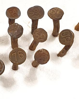 Chiodi antichi con Numeri e Contenitore originale