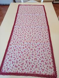 Runner in cotone e merletto all'uncinetto 