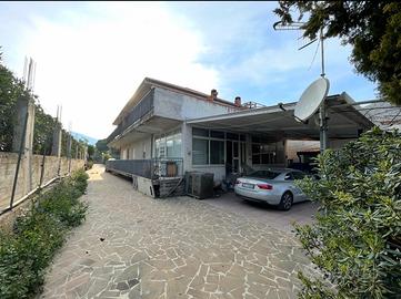 Piano terra di bifamiliare a Mondello