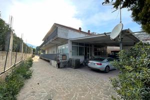 Piano terra di bifamiliare a Mondello