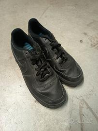 Nike Air Force 1 Low "Triple Black" - Usate
