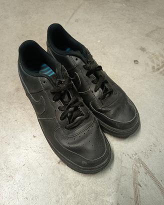 Nike Air Force 1 Low "Triple Black" - Usate