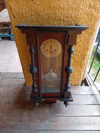 Antico orologio a pendolo da parete