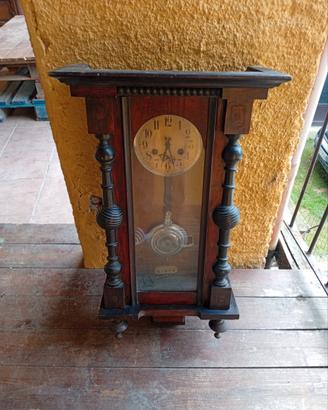 Antico orologio a pendolo da parete