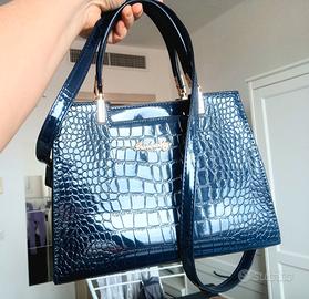 Borsa blu lucida effetto coccodrillo / oro