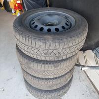 Pneumatici Pirelli 215/60 R16 più cerchi in ferro