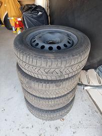 Pneumatici Pirelli 215/60 R16 più cerchi in ferro