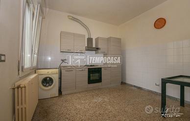 EDIFICIO CON 2 APPARTAMENTI E 2 NEGOZI CON GIARDIN