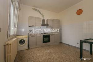 EDIFICIO CON 2 APPARTAMENTI E 2 NEGOZI CON GIARDIN