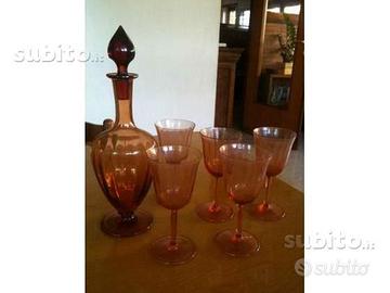 Bicchieri più bottiglia in vetro soffiato rosa