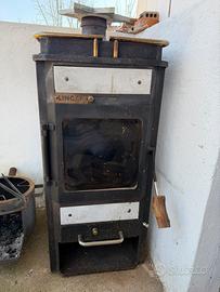 Stufa a legna con tubi inclusi