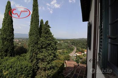 Villa di 300 m² con più di 5 locali a Bucine
