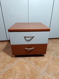 Comodino bicolore con ruote