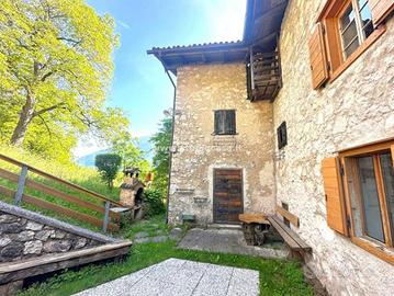 Casa indipendente di 300 m² con più di 5 locali e 