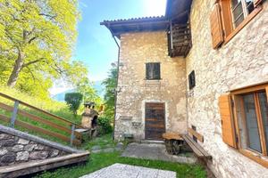 Casa indipendente di 300 m² con più di 5 locali e 