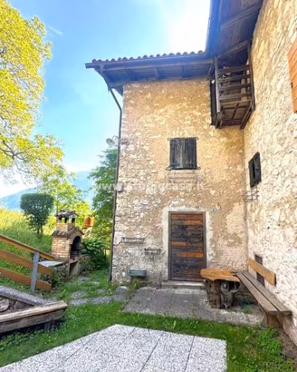 Casa indipendente di 300 m² con più di 5 locali e 