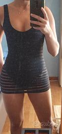 Costume intero nero a righe e schiena scoperta