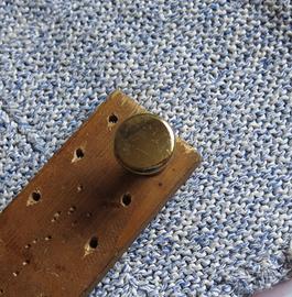 Vecchia maniglia in ottone pieno a pomello con vit