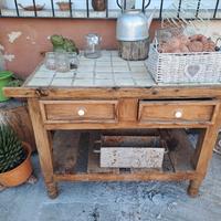 tavolo legno con mattonelle
